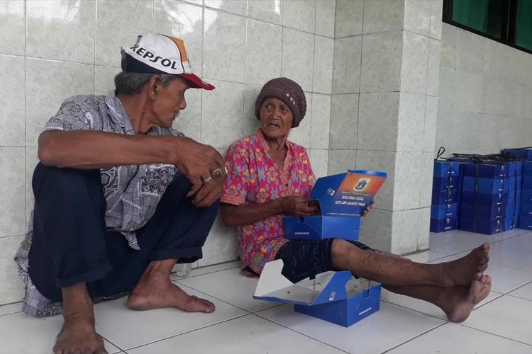 Absir (69) bersama istrinya di Rusun Jatinegara, Jakarta Timur, Jumat (12/7/2019). Mereka merupakan korban kebakaran di Jalan Cipinang Jaya I, Jatinegara, pada pekan lalu.