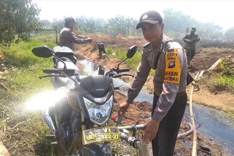 Aipda Hendry Novian, Bhabinkamtibmas Desa Sungai Itik, Kecamatan Kakap, Kabupaten Kubu Raya, Kalimantan Barat, berhasil menyulap sepeda motor dinasnya menjadi mesin pompa air.