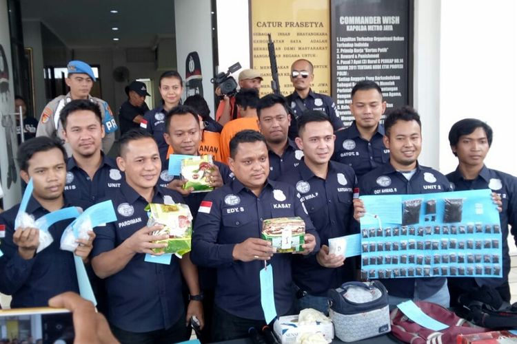 Polres Tangerang Selatan menangkap SK (36) pelaku pengedaran narkoba jenis tembakau di wilayaj Tangerang gorila
