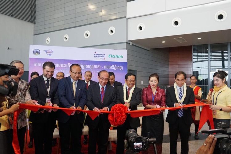 Dubes RI untuk Kamboja, Sudirman Haseng; VP Corporate Strategy Citilink Indonesia, Heriyanto, dan jajaran otoritas Bandara Internasional Phnom Penh dalam peresmian rute baru Jakart-Phnom Penh, Jumat (21/6/2019).