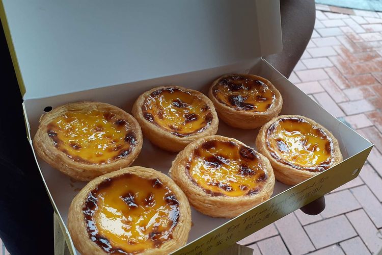 Satu kotak egg tart Portugis hangat dari Lord Stows Bakery di Makau.
