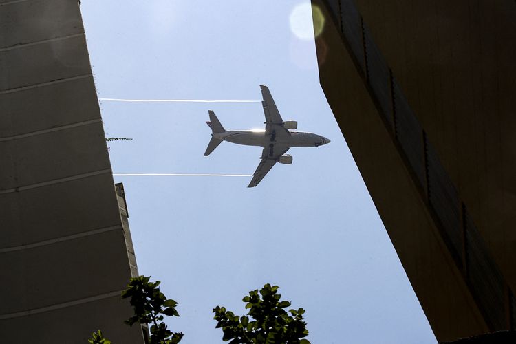 Pesawat Boeing 737-500 terbang rendah di atas Beirut, Lebanon, pada 10 Juli 2019.