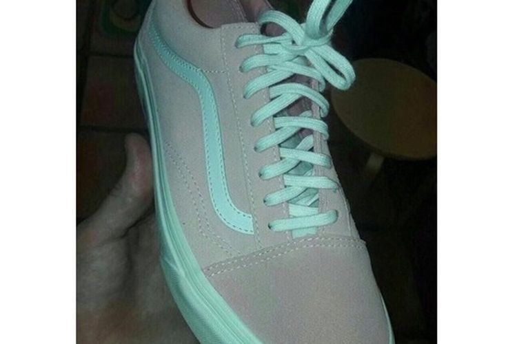 Warna sepatu, ada yang melihatnya berwarna hijau tosca dan garis abu-abu, ada juga yang menyebut warnanya pink dengan garis putih. 