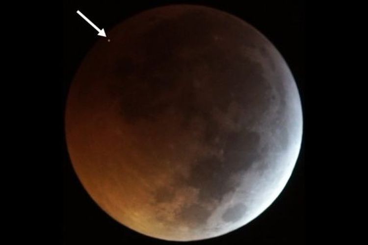 Sebuah meteorit menghantam bulan selama gerhana bulan total pada Januari 2019, terlihat di sini sebagai kilatan terang.