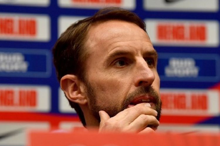 Gareth Southgate tengah mendengarkan pertanyaan wartawan dalam jumpa pers jelang laga Montenegro vs Inggris di Stadion Podgorica, 24 Maret 2019. 