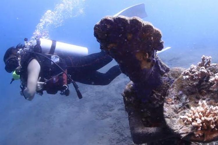 Satu dari tujuh patung yang terdapat dalam galeri di spot diving di Pantai Jemeluk, Amed, Karangasem, Bali.
