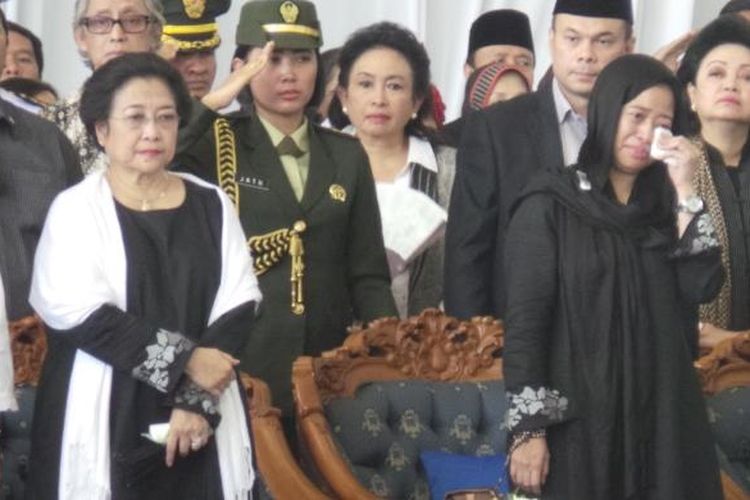 Megawati Soekarnoputri (kiri) dan Puan Maharani (kanan), saat melepas jenazah Taufiq Kiemas di Bandara Halim Perdanakusuma, Jakarta Timur, untuk dimakamkan di TMP Kalibata, Jakarta Selatan, Minggu (9/6/2013).