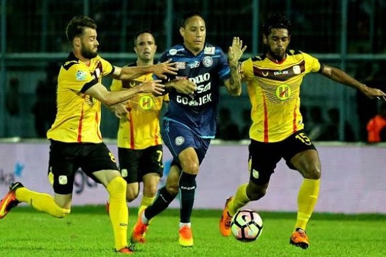 Penyerang berstatus marquee player Arema FC, Juan Pablo Pino, ditempel ketat oleh tiga pemain Barito Putera pada laga pekan keempat Liga 1 musim 2017 di Stadion Kanjuruhan, Kab Malang, Jumat (5/4/2017).