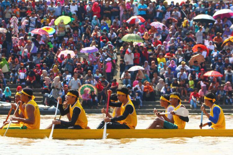 Festival Pacu Jalur diikuti lebih dari 12.000 pedayung yang tergabung dalam 193 jalur, istilah untuk tim yang ikut berlomba. Lomba berlangsung di Tepian Narosa Teluk Kuantan, Kabupaten Kuantan Singingi, Riau, 23-26 Agustus 2017. 