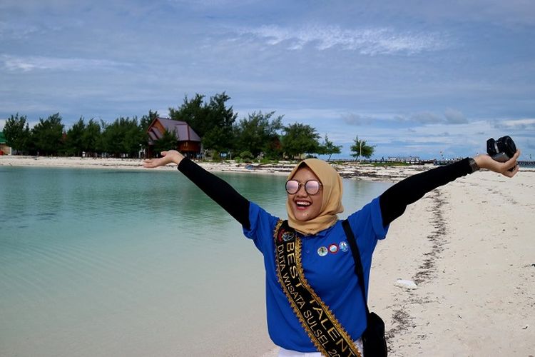 Best Talent Duta Wisata Sulawesi Selatan 2018, Meisti Lestari Muchtar berfoto di Pantai Tinabo, Taman Nasional Taka Bonerate, Kabupaten Kepulauan Selayar, Sulawesi Selatan, Rabu (1/5/2019). Pulau Tinabo merupakan salah satu obyek wisata yang diminati wisatawan saat berkunjung di Taman Nasional Taka Bonerate.