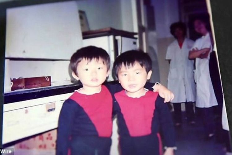 Li Chengjian (kiri) dan Cheng Lihui (kanan) tanpa sengaja tertukar saat dilahirkan di rumah sakit pada 1983. (Daily Mail)