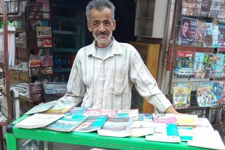 Ghareeb al-Sheikh (50) yang sehari-hari berprofesi sebagai agen penjualan koran, tergerak untuk membuka perpustakaan gratis di pinggir jalan di depan kiosnya.