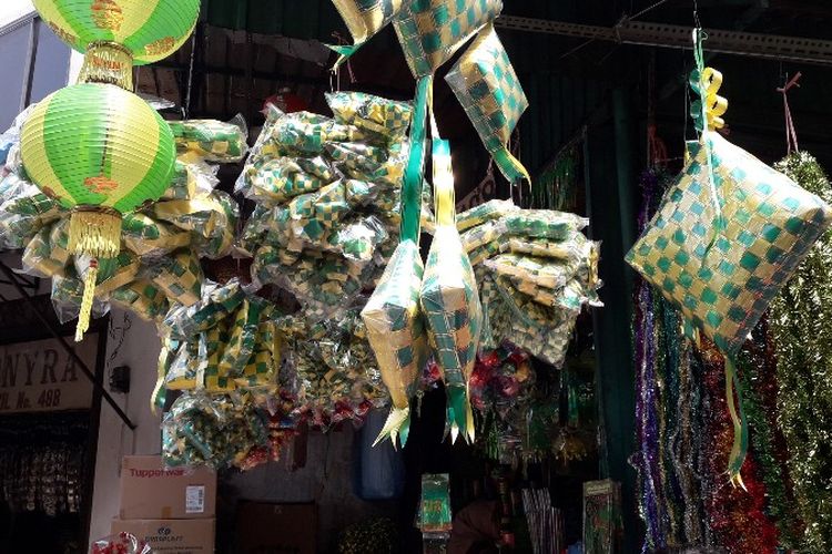 Pernak-pernik lebaran seperti bentuk ketupat, apmplop, hiasan rumah, dan lainnya ramai dijajakan di kawasan Pasar Asemka, Jakarta Barat pada Jumat (8/6/2018). 