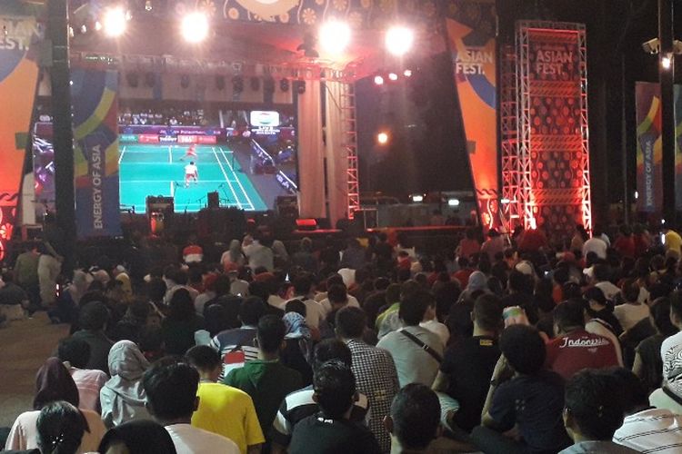 Warga yang tidak punya tiket menghadiri nonton bareng (nobar) final bulu tangkis Asian Games 2018 Indonesia vs China di Zona Atung, Asian Festival, Gelora Bung Karno, Jakarta Pusat, Rabu (22/8/2018) pukul 18.00 WIB.