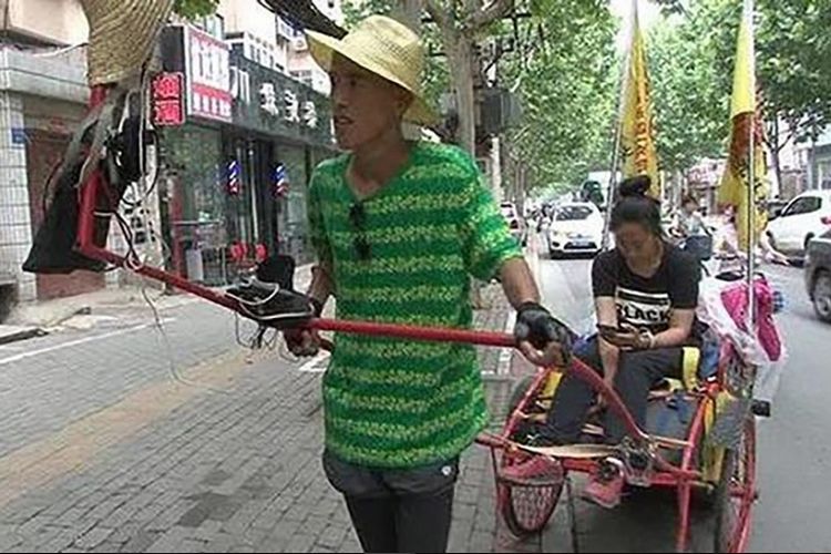 Wang membawa kekasihnya dengan menggunakan becak sejauh 2.000 kilometer karena sang kekasih ingin melihat laut.