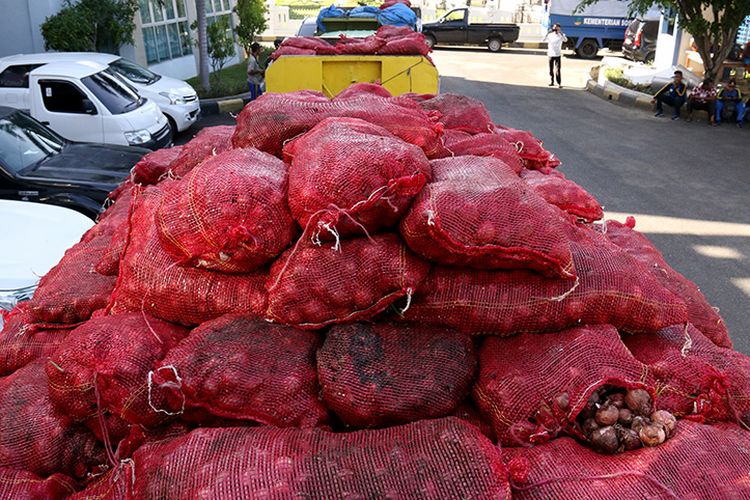 27 ton bawang merah dihibahkan kepada tiga kabupaten kota di Aceh oleh Bea Cukai, Rabu (29/08/18).
