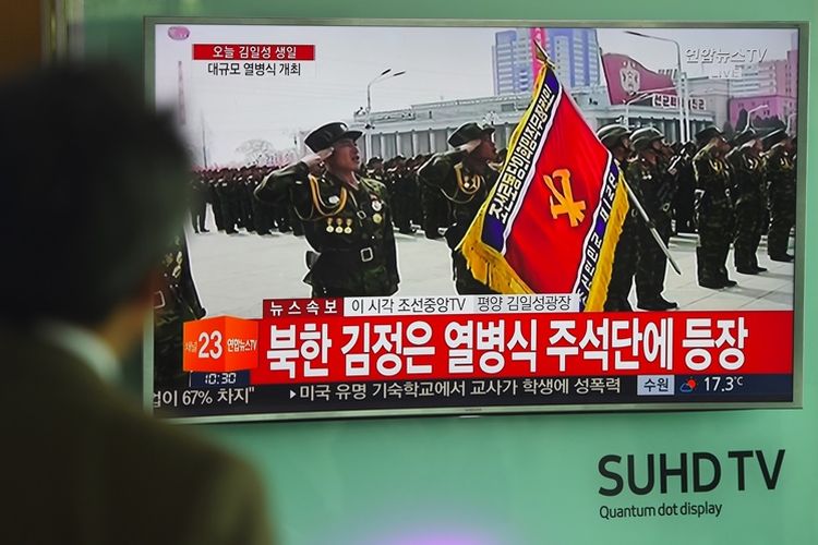Seorang pria Korea Selatan menyaksikan siaran televisi yang menayangkan parade militer Korea Utara, Sabtu (15/4/2017), yang semakin memanaskan situasi di kawasan tersebut.