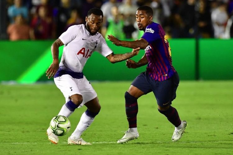 Georges-Kevin Nkoudou berduel dengan Malcolm saat Tottenham Hotspur vs Barcelona beradu pada ICC 2018 di Pasadena, 28 Juli 2018.  