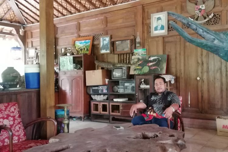 Sebuah rumah joglo pada sebuah dusun kecil di Desa Tuksono, Kecamatan Sentolo, Kulon Progo, DIY, jadi galeri barang antik. Pemiliknya seorang pamong di kantor desa Tuksono. Selain jadi pamong, ia nyambi jualan semua barang antik di galerinya.  
