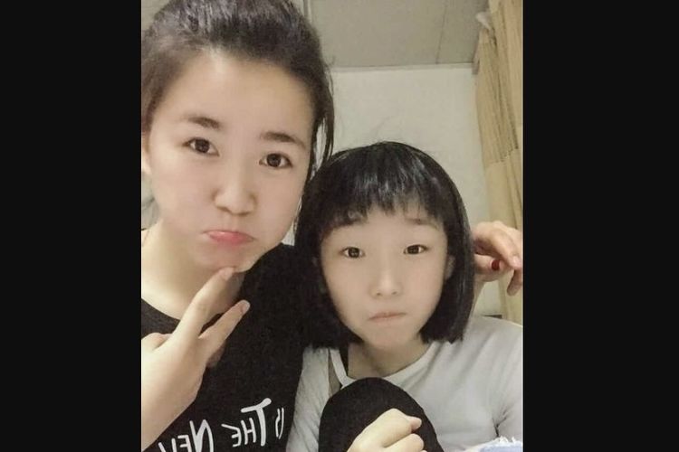 Cui Qiao (kiri) bersama adiknya Cui Xiao yang menderita leukimia dan harus segera mendapatkan operasi.
