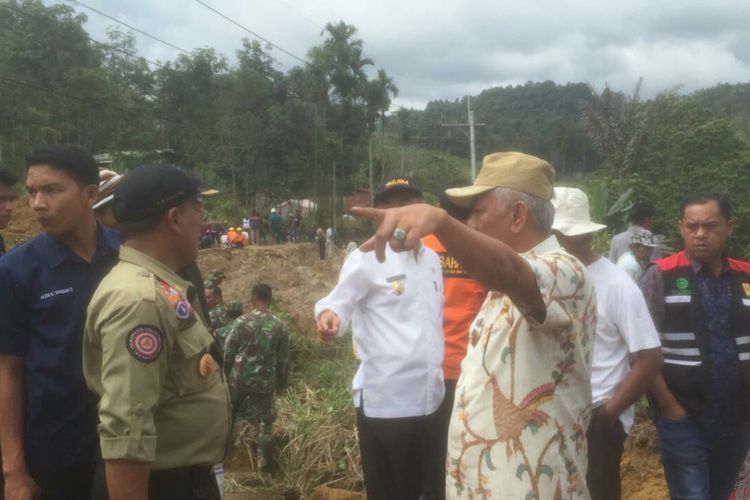 Bupati Toba Samosir, Darwin Siagian (pakai topi) saat meninjau lokasi longsor, Kamis (13/12/2018).