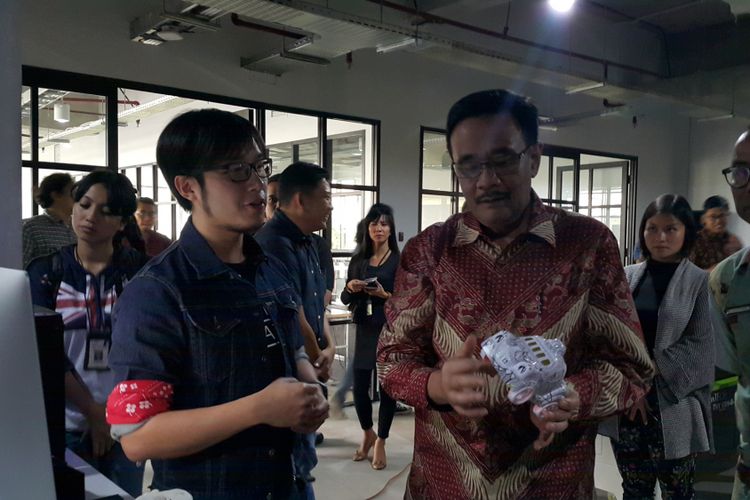Gubernur DKI Jakarta Djarot Saiful Hidayat mengunjungi Jakarta Creative Hub di Lantai 1 Gedung Graha Niaga Thamrin, Jakarta Pusat, Jumat (14/7/2017). 