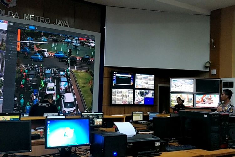 Proses tilang ETLE di Traffic Management Center  (TMC) Polda Metro Jaya, Senin (1/10/2018).