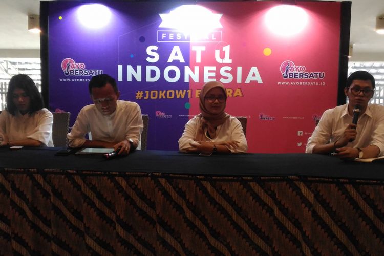 Penggagas komunitas Ayo Jokowi, Amalia Ayuningtyas (kedua dari kanan) dan Singgih Widyastono (kedua dari kiri), menggelar jumpa pers dalam rencana acara Jokowi Bicara di Cikini, Jakarta, Jumat (1/2/2019). 