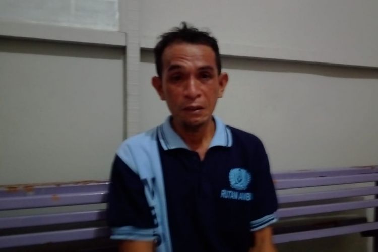 Rasilu (38) pengayuh becak yang divonis 1 tahun 6 bulan penjara hanya bisa menangis saat bercerita kepada Kompas.com terkait musibah yang dialaminya di ruang kunjungan Rumah Tahanan Kelas II a Ambon di kawasan Waiheru, Kecamatan Baguala, Kamis (28/2/2019)