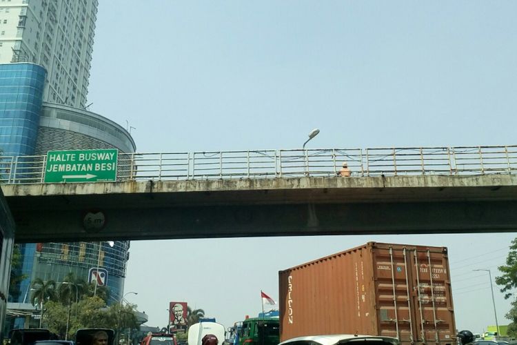 Bagian Jembatan Penyeberangan Orang (JPO) Halte Transjakarta Jembatan Besi yang tak beratap, Selasa (8/8/2017).
