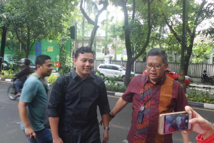 Fuad Bernardi dan Sekjen PDI Perjuangan Hasto Kristianto di Jalan Teuku Umar, Jakarta, Sabtu (14/10/2017).