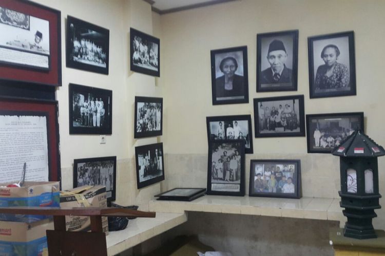 Salah satu ruang museum Samanhoedi yang menampilkan foto-foto Samanhoedi di era pra kemerdekaan. 