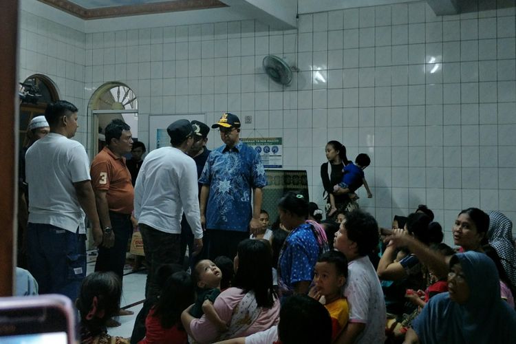 Gubernur DKI Jakarta Anies Baswedan meninjau pengungsian warga di mushala akhibat kebakaran di Jalan Keutamaan Dalam, Kelurahan Krukut, Tamansari, Jakarta Barat, Sabtu (27/1/2018) sore.