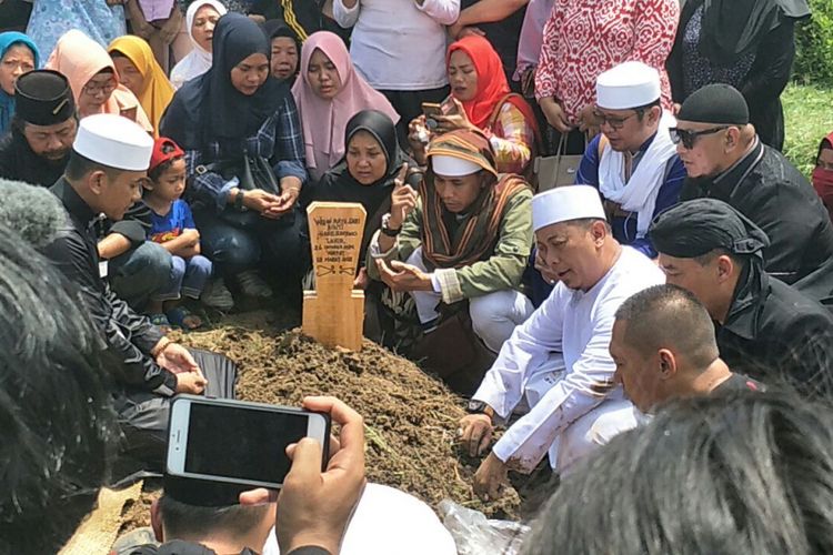 Penyanyi religi Opick di samping pusara istri keduanya, Wulan Mayasari, di TPU Semper, Cilincing, Jakarta Utara , Senin (19/3/2018).