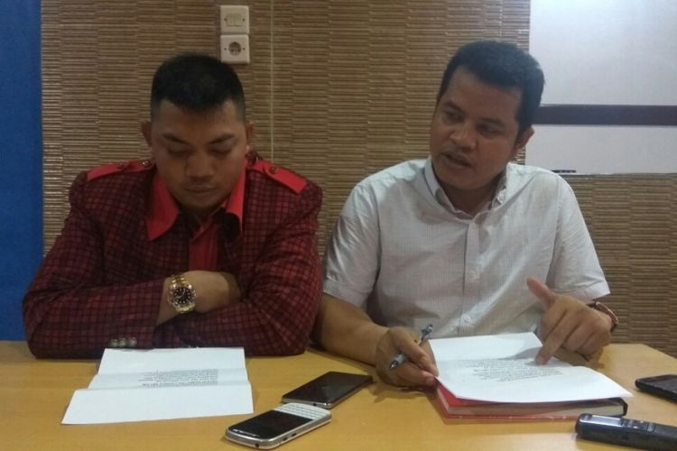Tim Kuasa Hukum mantan Gubernur Kalbar Cornelis, Lipi Asmed (kanan) dan Carlos Penadur (kiri) saat memberikan keterangan kepada wartawan di Jala Tanjungpura, Pontianak (5/6/2018).