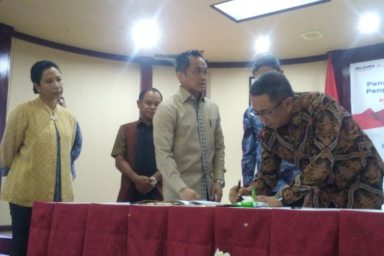 Sejumlah perusahaan BUMN menandatangani akta pendirian BUMN Fund bernama PT Bandha Investasi Indonesia di kantor Kementerian BUMN, Jakarta, Kamis (28/6/2017).