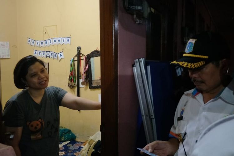 Wali Kota Jakarta Marullah Matali mengecek KTP warga yang mengontrak di Kelurahan Cipulir, Kebayoran Lama, Jakarta Selatan, dalam rangka operasi bina kependudukan (biduk), Rabu (11/7/2018) malam.