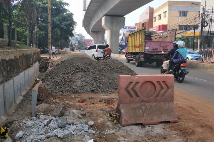 Pembangunan saluran air di Jalan RS Fatmawati, Jumat (20/7/2018). Galian tampak sudah dipasangi dinding beton.