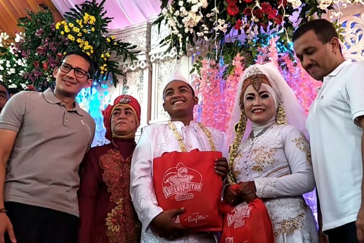 Wakil Gubernur DKI Jakarta Sandiaga Uno menghadiri pernikahan warga di Cakung, Jakarta Timur, Minggu (5/8/2018)(Kompas.com/Sherly Puspita)