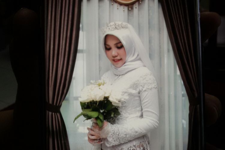 Intan Indah Sari (25) mengenakan pakaian pengantin yang sebelumnya dipesan calon suami yang menjadi korban jatuhnya pesawat Lion Air JT 610