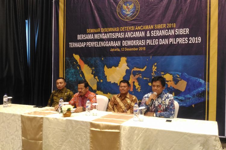 Kepala BSSN Djoko Setiadi (ketiga dari kiri) bersama Kemenko Polhukam dalam seminar Diseminasi Deteksi Ancaman Siber 2018 di Hotel Aston, Jakarta, Rabu (12/12/2018). 