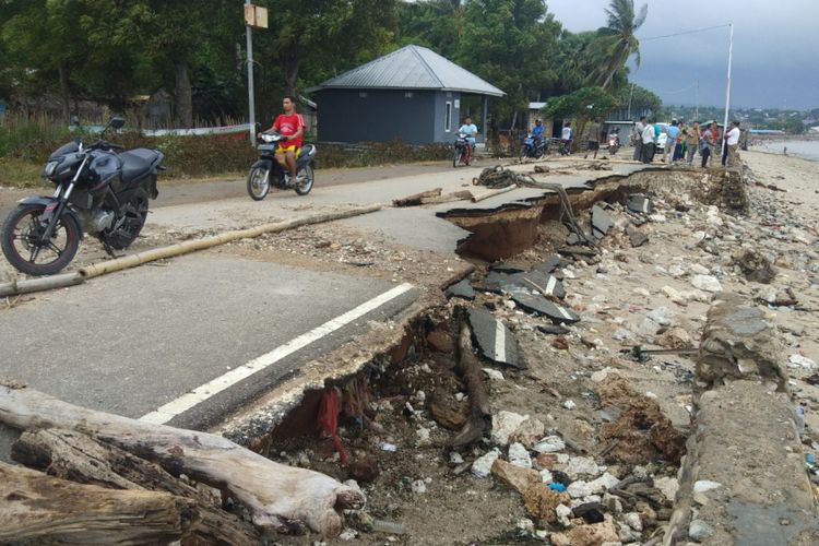 Jalan dan bangunan penahan pantai di pantai Wisata Oesapa, Kota Kupang, rusak diterjang gelombang tinggi, Jumat (25/1/2019)