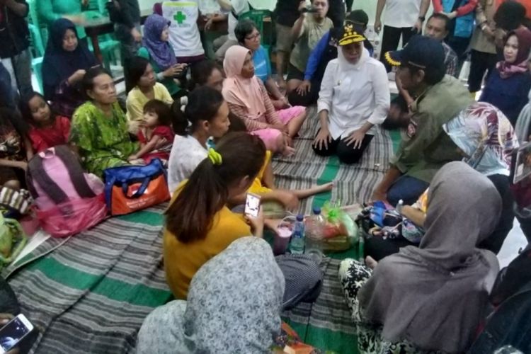 Gubernur Jawa Timur, Khofifah Indar Parawansa menemui para pengungsi yang dievakuasi lantaran rumahnya diterjang banjir bandang di Desa Garon, Kecamatan Balerejo, Kabupaten Madiun, Kamis (7/3/2019). 