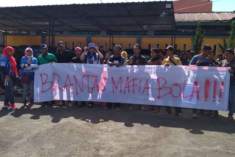 Pecinta sepakbola mendatangi Pengadilan Negeri Banjarnegara, Jawa Tengah, Kamis (9/5/2019).