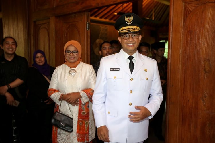 Gubernur DKI Jakarta terpilih, Anies Baswedan bersama istrinya, Fery Farhati Ganis bersiap-siap sebelum menghadiri pelantikan Gubernur DKI Jakarta saat terlihat di kediamannya di Lebak Bulus, Jakarta Selatan, Senin (16/10/2017). Pasangan Anies Baswedan -  Sandiaga Uno akan mempimpin DKI Jakarta periode 2017 - 2022. KOMPAS IMAGES/KRISTIANTO PURNOMO