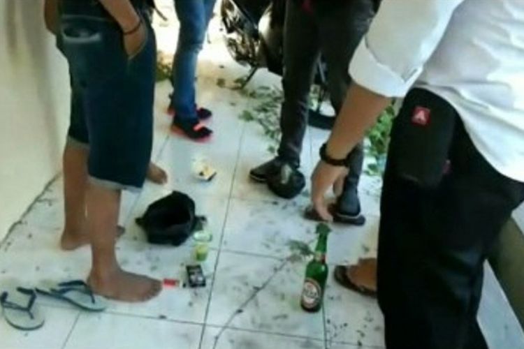 Tiga pelajar di Polewali Mandar, Sulawsi Barat, digerebek petugas saat pesta miras di sebuah gedung kosong, Senin (7/5/2018).