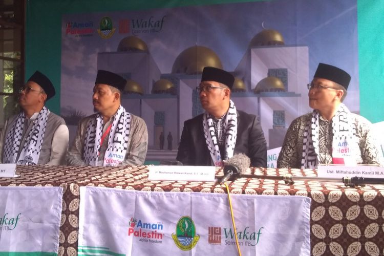 Gubernur Jawa Barat Ridwan Kamil menyerahkan desain masjid untuk Gaza, Palestina, Minggu (27/1/2018). Desain dititipkan ke Aman Palestin-Indonesia. 