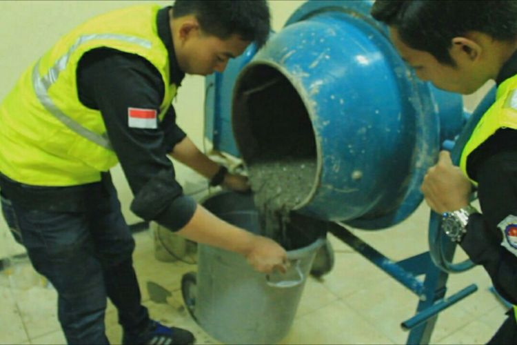 Tiga mahasiswa Universitas Muhammadiyah Purwokerto (UMP) melakukan uji coba metode beton jenis Self Compacting Concrete (SCC) mutu tinggi dengan bahan abu ban bekas sebagai penguat, Jumat (17/11/2017)