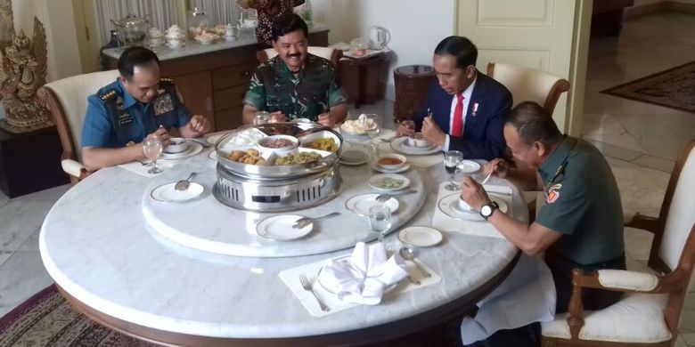 Presiden Joko Widodo makan siang dengan Panglima TNI Marsekal Hadi Tjahjanto beserta Kepala Staf TNI Angkatan Laut Laksamana Ade Supandi dan Kepala Staf TNI Angkatan Darat Jenderal Mulyono di Istana Kepresidenan Bogor, Kamis (14/12/2017).