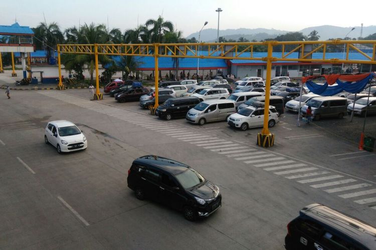 Mobil para pemudik mulai memadati Dermaga I Pelabuhan Bakauheni untuk menyeberang ke Pelabuhan Merak, Cilegon, Banten, Sabtu (1/7/2017). .
